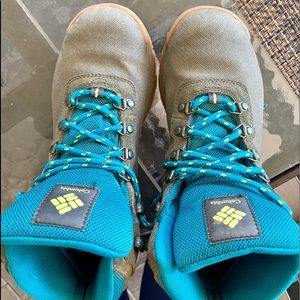 COLUMBIA HIKING BOOTS